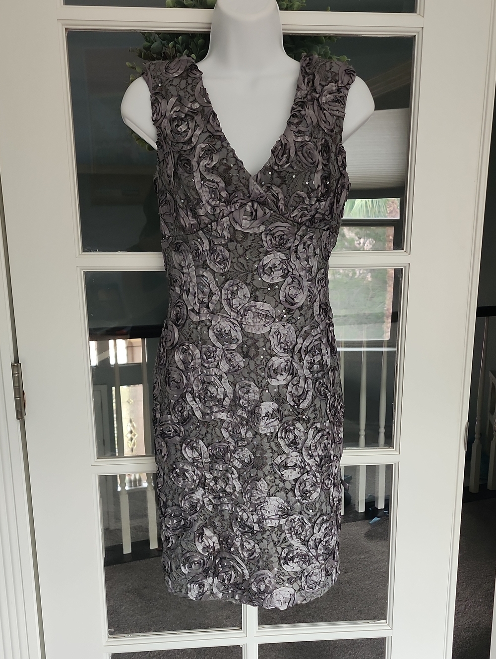 Scarlett Sleeveless V-Neck Rosette Lace Cocktail Dress - Gray